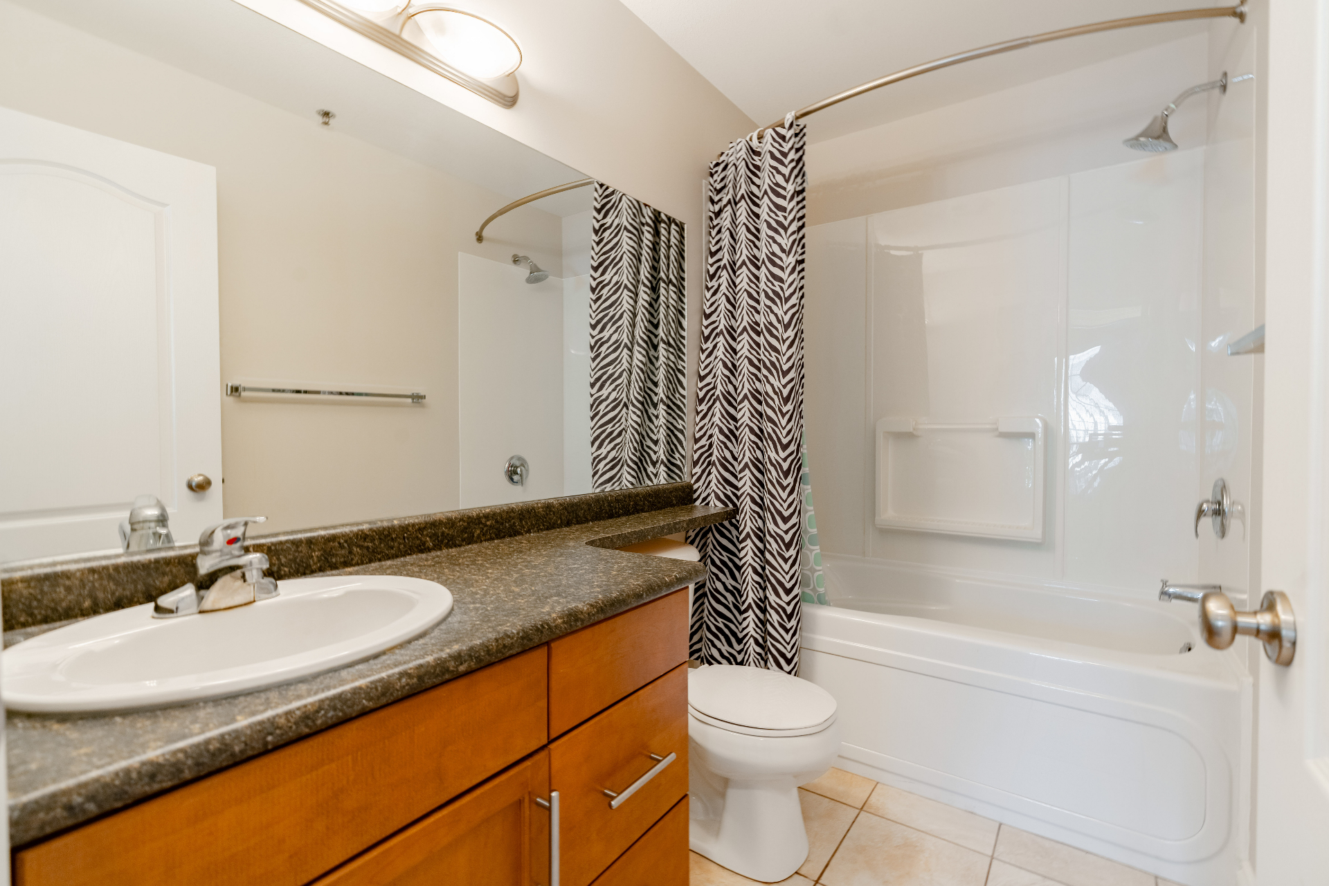 百年高中步行顶楼公寓出售 · 333 Nelson Road #409 ——林与唐地产 - 6